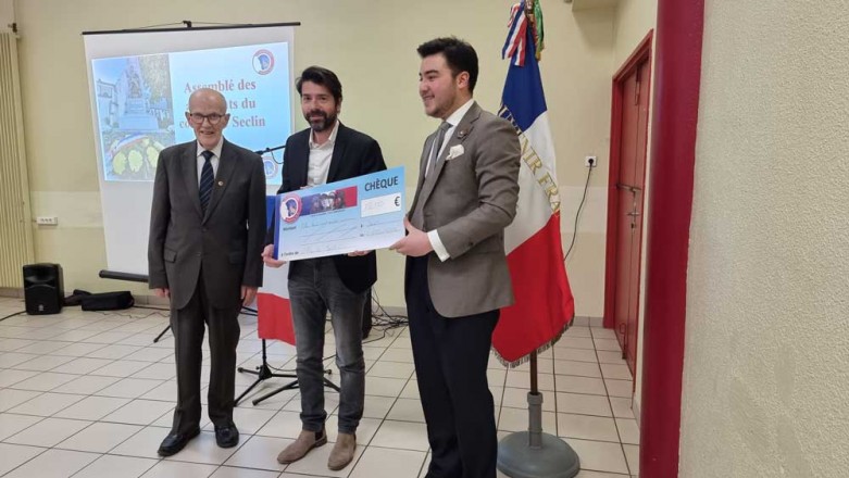 Un chèque a été remis à François-Xavier Cadart, maire de la commune, pour aider au financement du voyage de mémoire en Pologne.